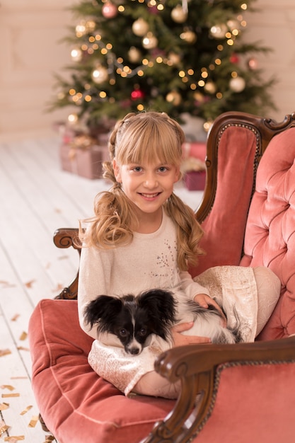 Santa le dio a la niña un perro por Navidad. Cuento de Navidad. Infancia feliz. Primera mascota.