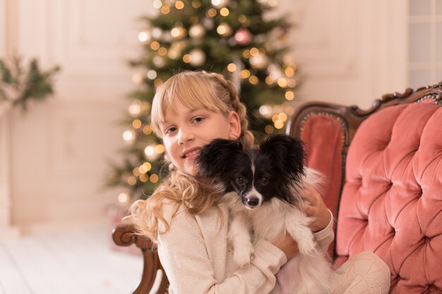 Santa le dio a la niña un perro por Navidad