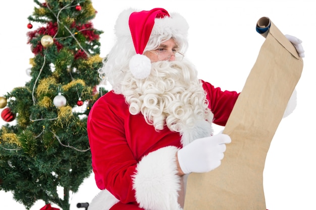 Santa con gafas leyendo un pergamino