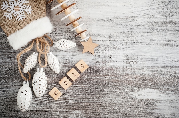 Foto santa handschuh und weihnachten tannenzapfen