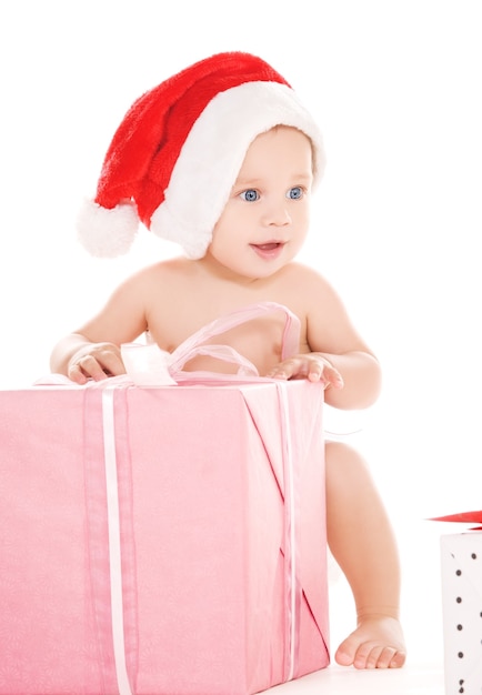 Santa Helfer Baby mit Weihnachtsgeschenken über Weiß