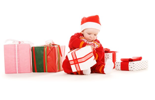 Santa Helfer Baby mit Weihnachtsgeschenken über Weiß