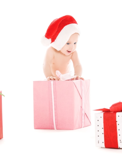 Santa Helfer Baby mit Weihnachtsgeschenken über Weiß