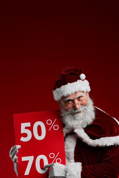 Santa Holding Sale Sign en rojo