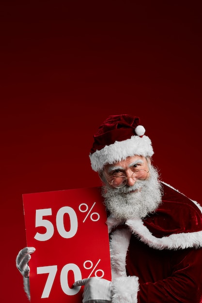 Santa Holding Sale Zeichen auf Rot