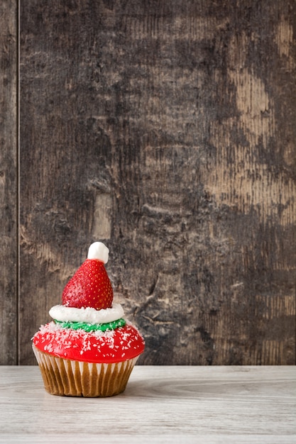 Santa Hut Cupcake auf Holztisch