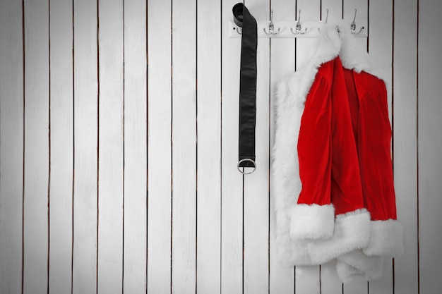 Santa Jacke und Gürtel an einer weißen Holzwand