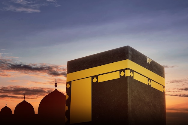 La santa Kaaba con vista al cielo al atardecer