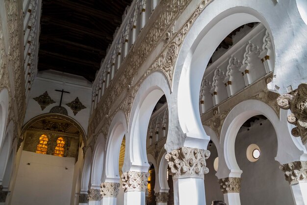 Santa María la Blanca es un templo situado en la ciudad española de Toledo. Construido en 1180 como sinagoga