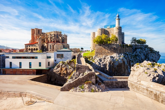 Santa Maria Church und Santa Ana Castle Lighthouse in der Region Kantabrien im Norden Spaniens.