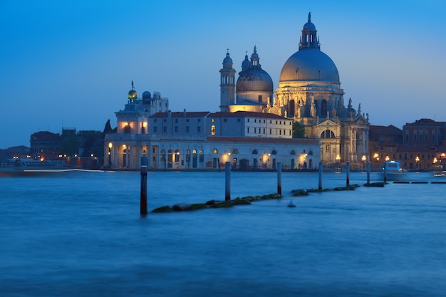 Santa Maria della Sallute temprano en la noche