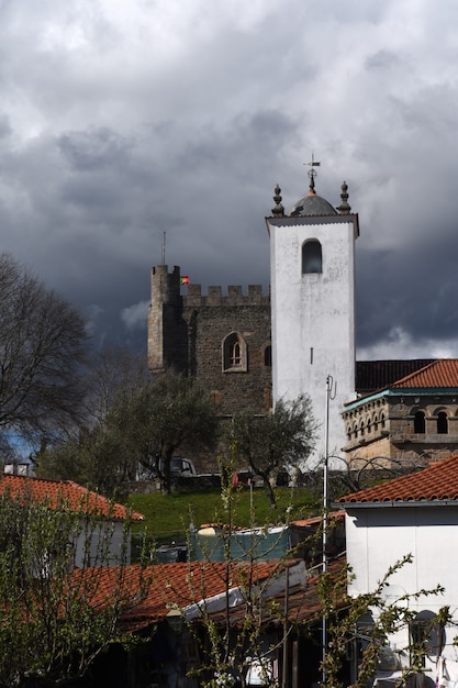 Santa Maria do Castelo, Kirche und Schloss im Hintergrund. Braganca, Braganca Bezirk, Norte Region, Portugal, Europa