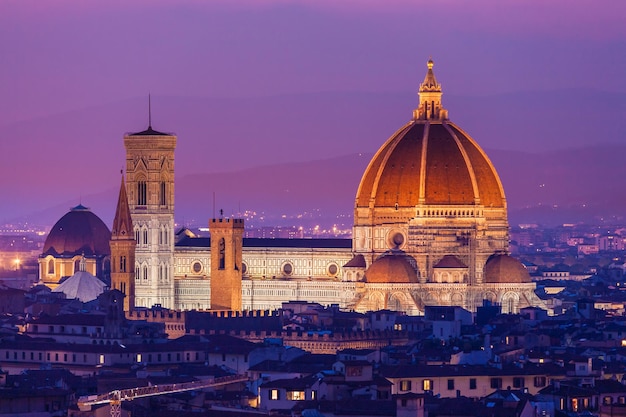 Santa María del Fiore el Duomo de Florencia al atardecer