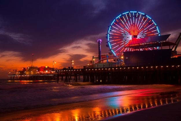 Santa monica california sunset na roda de pier ferrys