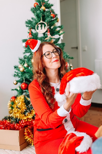 Santa mujer decorando un árbol de Navidad