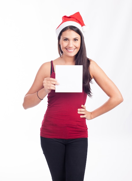 Santa mujer mostrando tarjeta en blanco o nota