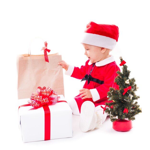 Santa niña con caja de regalo y adornos navideños en blanco