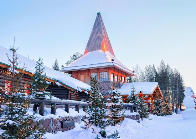 Foto santa office und weihnachtsbäume im weihnachtsmanndorf, rovaniemi, lappland, finnland, am polarkreis im winter.