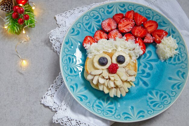 Santa Pfannkuchen mit Erdbeere zum Kinderfrühstück