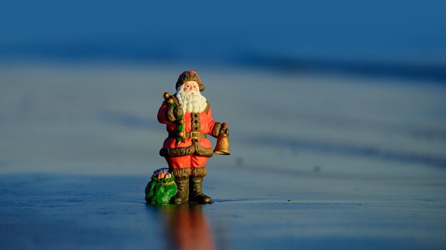 Santa en la playa del mar. Decoraciones de año nuevo. Navidad y vacaciones.