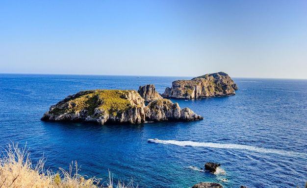 Santa Ponsa Mallorca Espanha Vista no mar com barcos veleiros montanhas céu azul