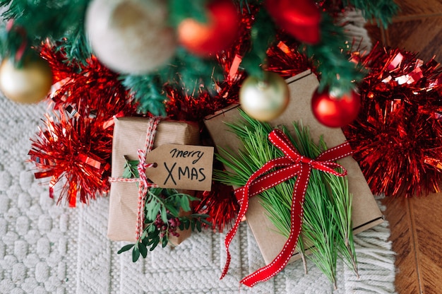 Santa presente bajo el árbol de Navidad