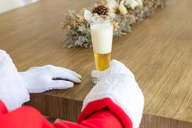 Santa se relajó con una cerveza antes de irse