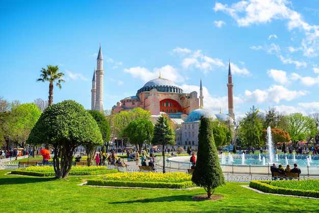 Santa Sofía. ESTAMBUL TURQUÍA 3 de abril de 2019: Hagia Sophia fue al principio una iglesia católica construida bajo Justiniano I, y fue una catedral católica oriental y griega