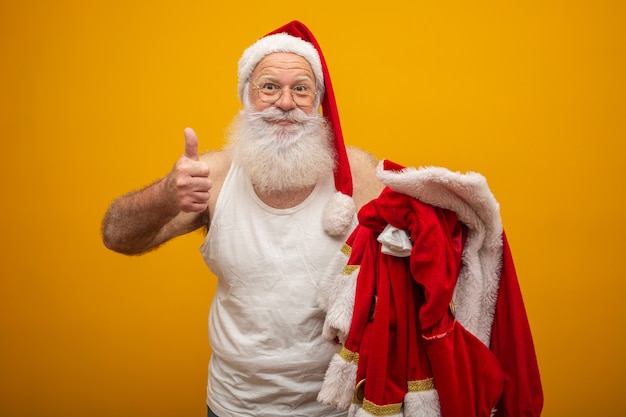 Santa sosteniendo su ropa después o antes de entregar regalos.