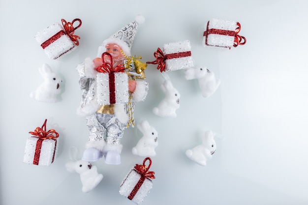 Santa Spielzeug in weißen Kleidern und Weihnachtsschmuck auf dem Weihnachtsbaum