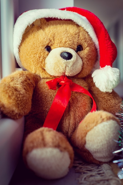 Santa Teddy Bear en casa esperando la Navidad