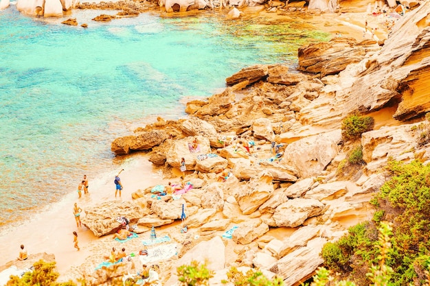 Foto santa teresa gallura, italia - 9 de septiembre de 2017: playa de capo testa en santa teresa gallura en el mar mediterráneo en la isla de cerdeña en verano italia.