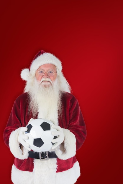 Santa tiene un clásico de fútbol contra el fondo rojo.