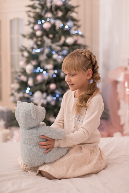 Santa le trajo un osito de peluche a la niña para Navidad