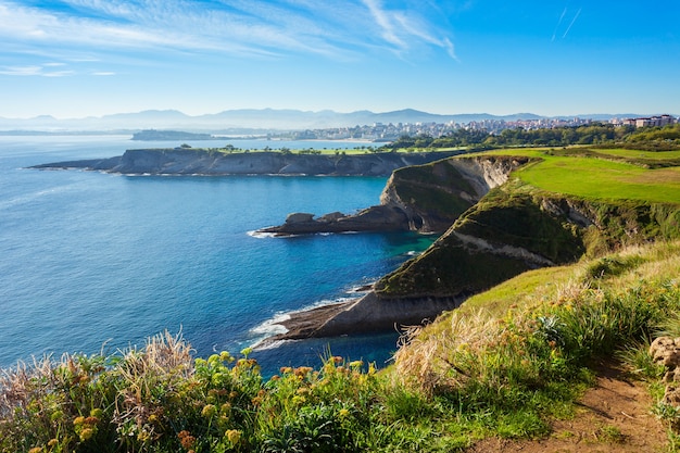 Santander City Cliff Luftaufnahme vom Aussichtspunkt in der Nähe des Leuchtturms Faro Cabo Mayor in der Stadt Santander, Region Kantabrien in Spanien