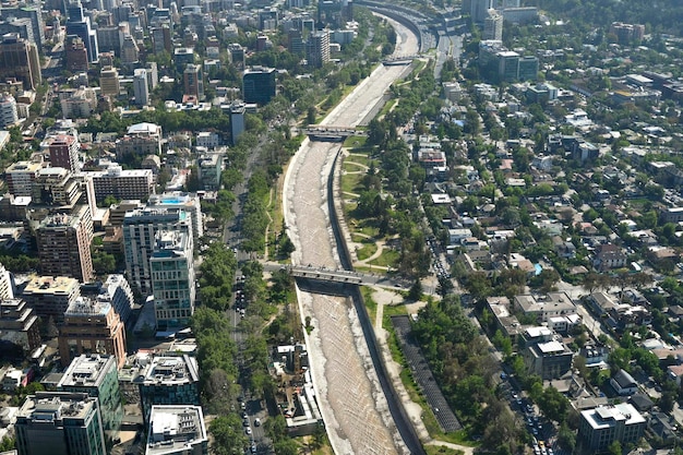 Foto santiago, chile, 22 de octubre de 2023 vista de la ciudad que muestra la arquitectura de los edificios y casas