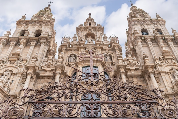 Santiago de Compostela, España; 19 de abril de 2019: Catedral de Santiago de Compostela y muchos turistas y peregrinos en viaje de vacaciones