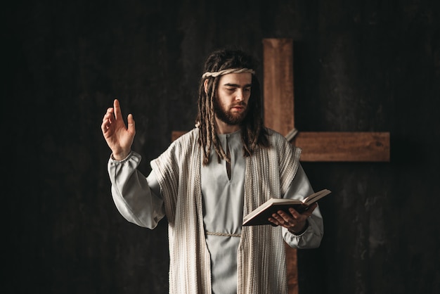 Santo jesus cristo orando com bíblico nas mãos