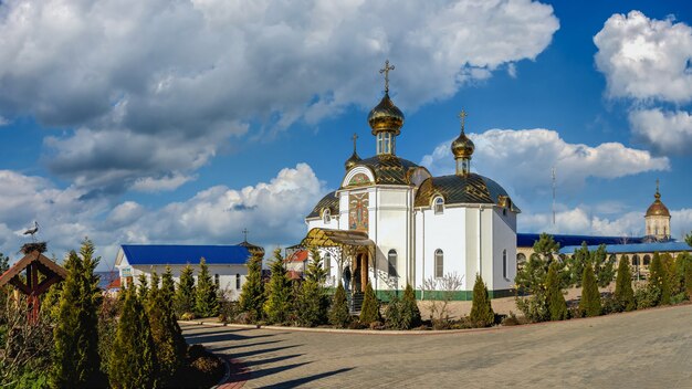 Santo Proteção da Santa Dormição Mosteiro de Odessa da Diocese de Odessa da Igreja Ortodoxa Ucraniana em um dia ensolarado de inverno