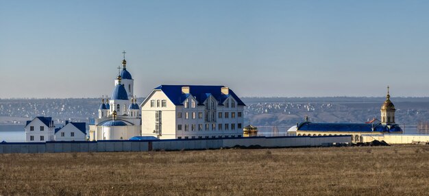 Santo proteção da santa dormição mosteiro de odessa da diocese de odessa da igreja ortodoxa ucraniana em um dia ensolarado de inverno