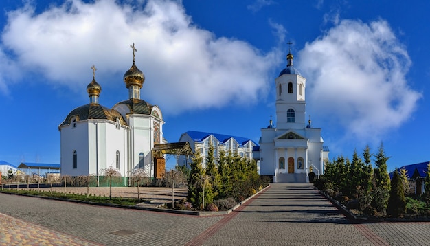 Santo Protección Skete de la Santa Dormición Monasterio de Odessa de la Diócesis de Odessa de la Iglesia Ortodoxa Ucraniana en un soleado día de invierno