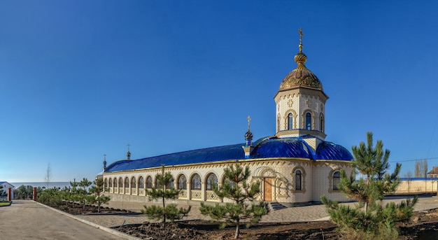 Santo Protección Skete de la Santa Dormición Monasterio de Odessa de la Diócesis de Odessa de la Iglesia Ortodoxa Ucraniana en un soleado día de invierno