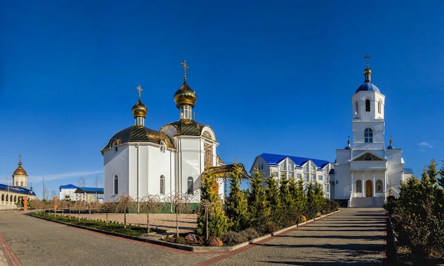 Santo Protección Skete de la Santa Dormición Monasterio de Odessa de la Diócesis de Odessa de la Iglesia Ortodoxa Ucraniana en un soleado día de invierno