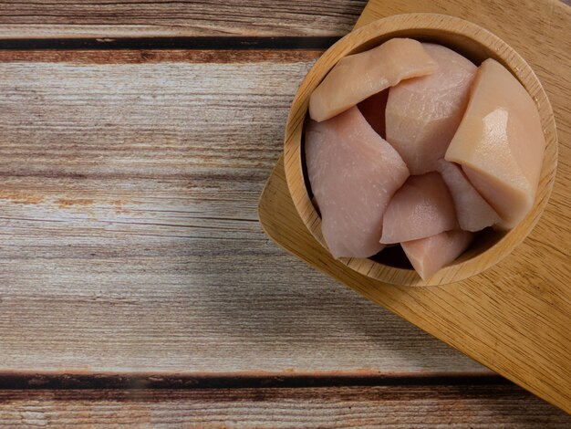 El santol en escabeche en un recipiente sobre una mesa de madera para el contenido alimentario.