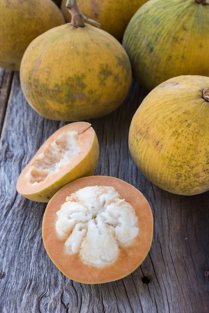 Santol en el fondo de madera.