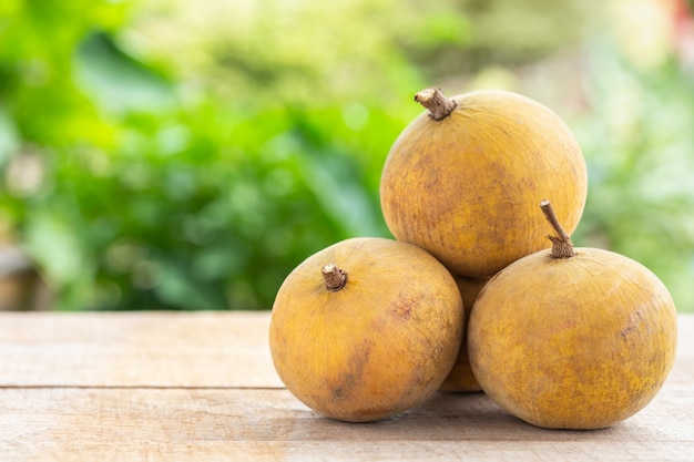 Santol frutas tropicais na mesa de madeira