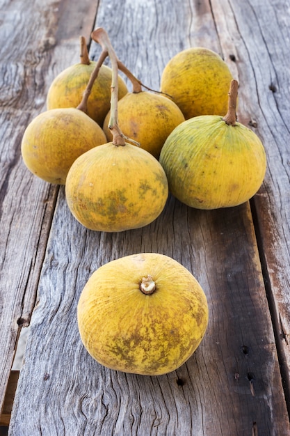 Santol no fundo de madeira.