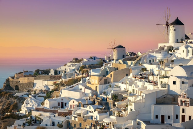 Santorini bei Sonnenuntergang Die berühmte Stadt Oia im Sonnenuntergang Romantischer Urlaub Oia Santorini Griechenland