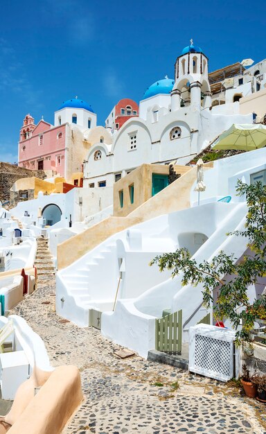 Santorini blanco-azul - vista de la caldera con cúpulas