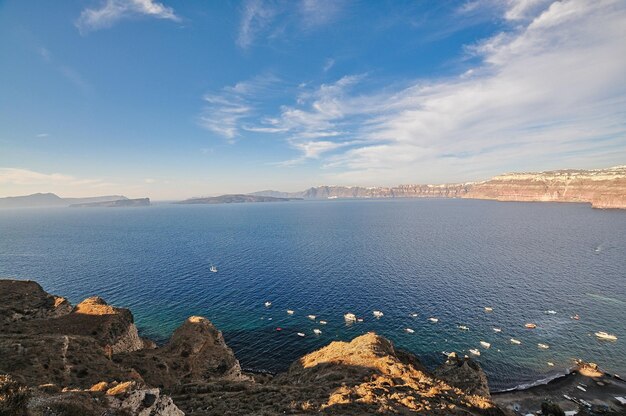 Santorini Grecia durante una mañana brumosa reservada